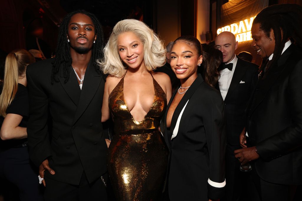 Beyoncé usando um vestido dourado na festa de lançamento do SirDavis American Whiskey em Paris, França. 