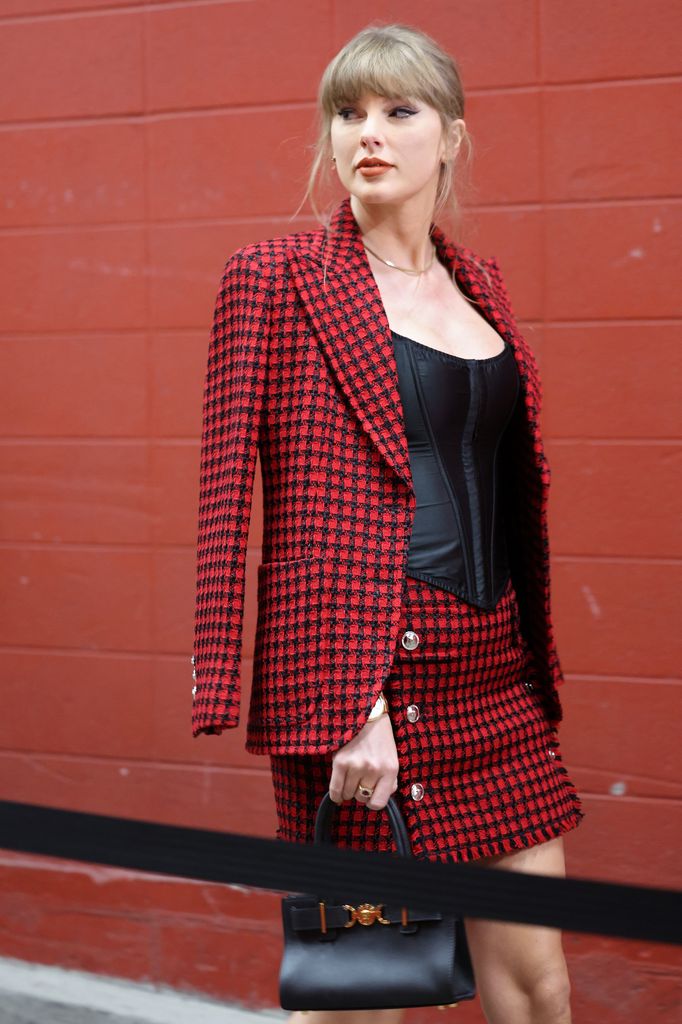 taylor swift red outfit NFL