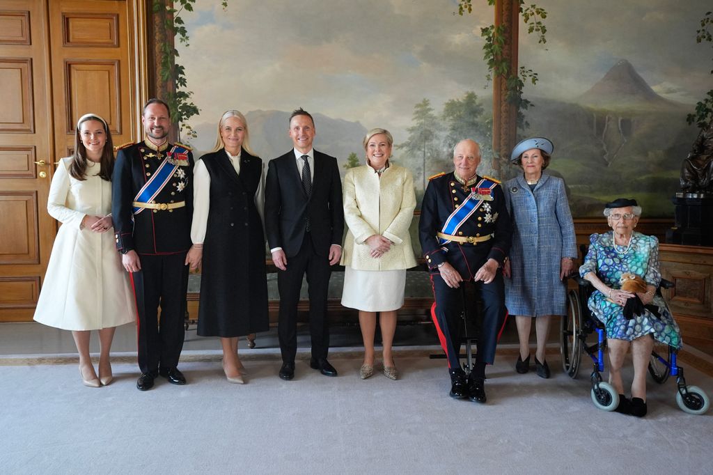 Norwegian royals pose for official photo with Iceland president