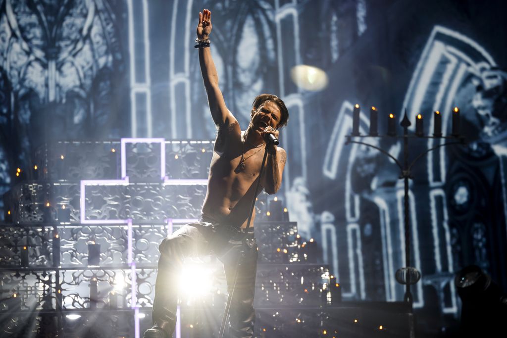 Yungblud and Steven Tyler paid tribute to the late rocker by performing his best songs on stage at the VMAs