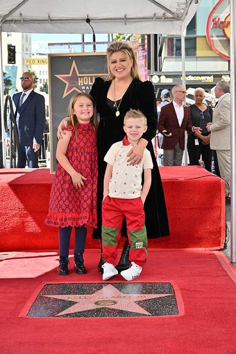 kelly clarkson baby number three everything the voice star has said children