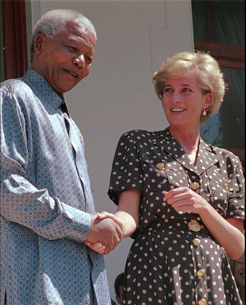 Nelson Mandela and Princess Diana shaking hands