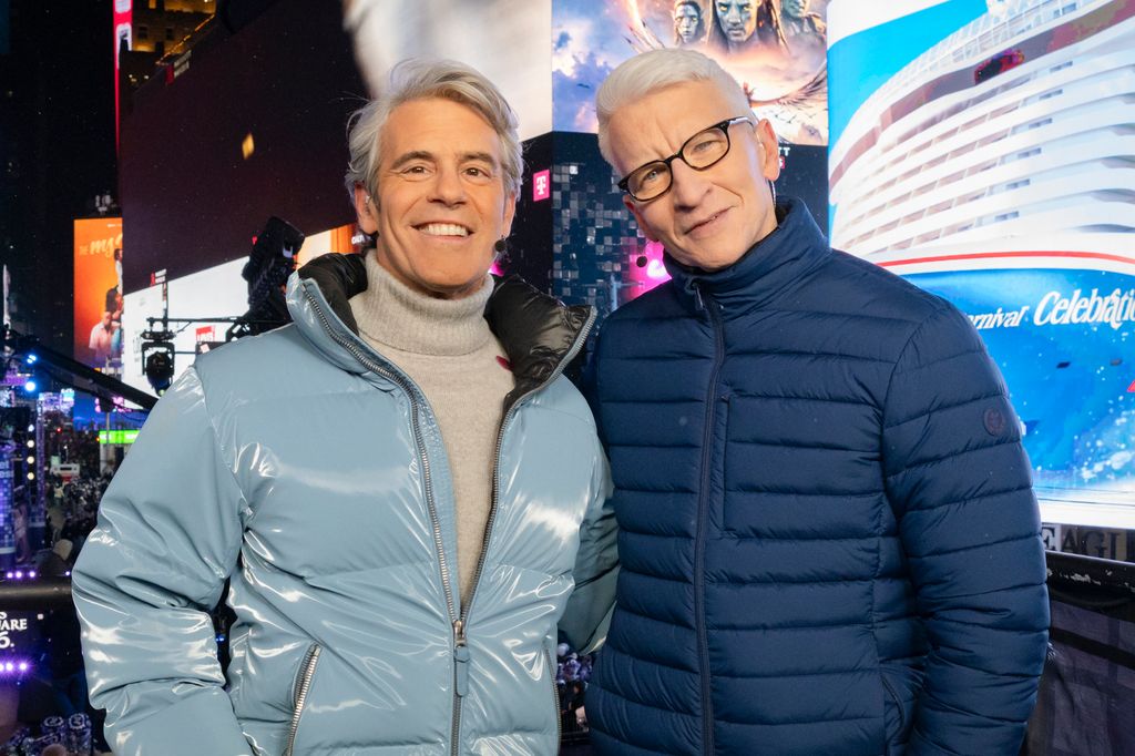 Exclusif : à la sortie d'Anderson Cooper, un expert de 60 Minutes qualifie la décision de CBS de "démolition contrôlée" 4 Anderson Cooper et Andy Cohen animent l'émission CNN "Réveillon du Nouvel An en direct" à Times Square le 31 décembre 2025