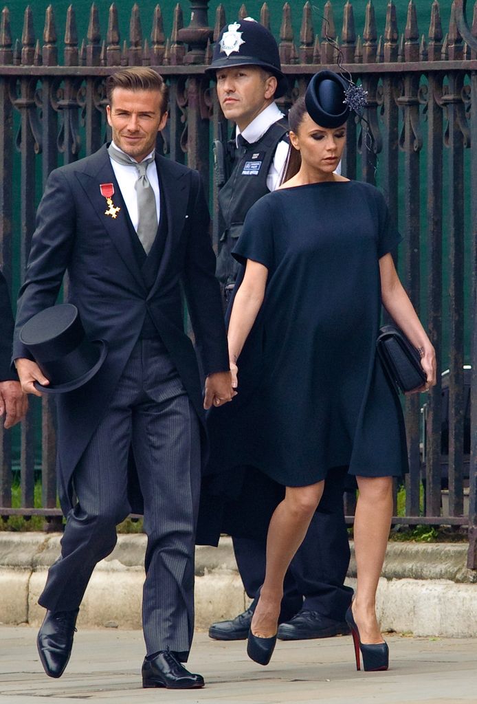 Victoria Beckham embarazada de abrigo de la marina con David para estar de acuerdo