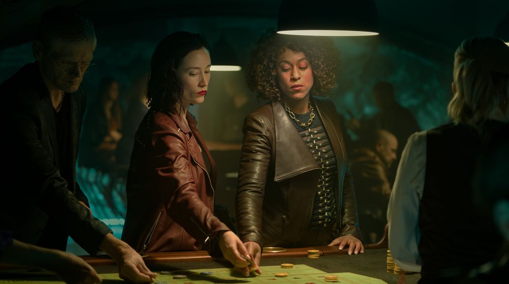 Nom du drame criminel en 6 parties de Channel 4 de Channel 4: Annika sonne digne de la binge 4 Deux femmes jouant au poker