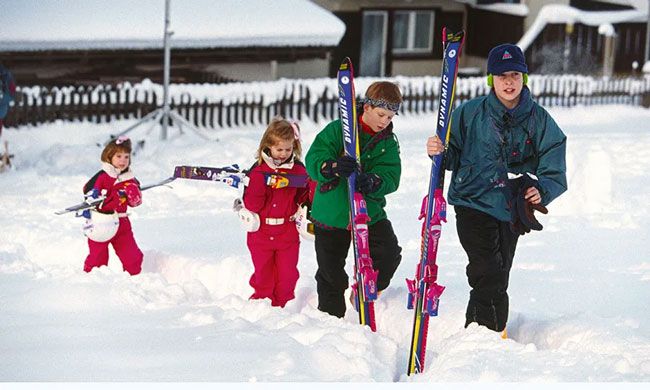 Princes William and Harry skiing with Princesses Beatrice and Eugenie in 1995