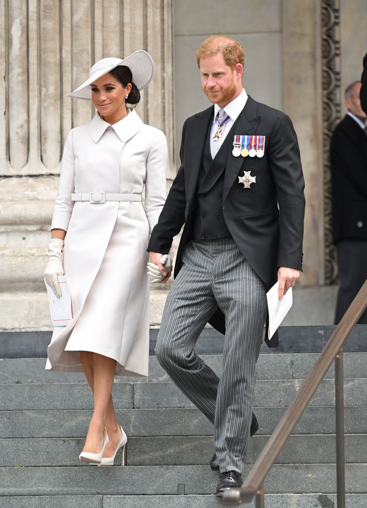 couple walking down steps at st paul's cathedral