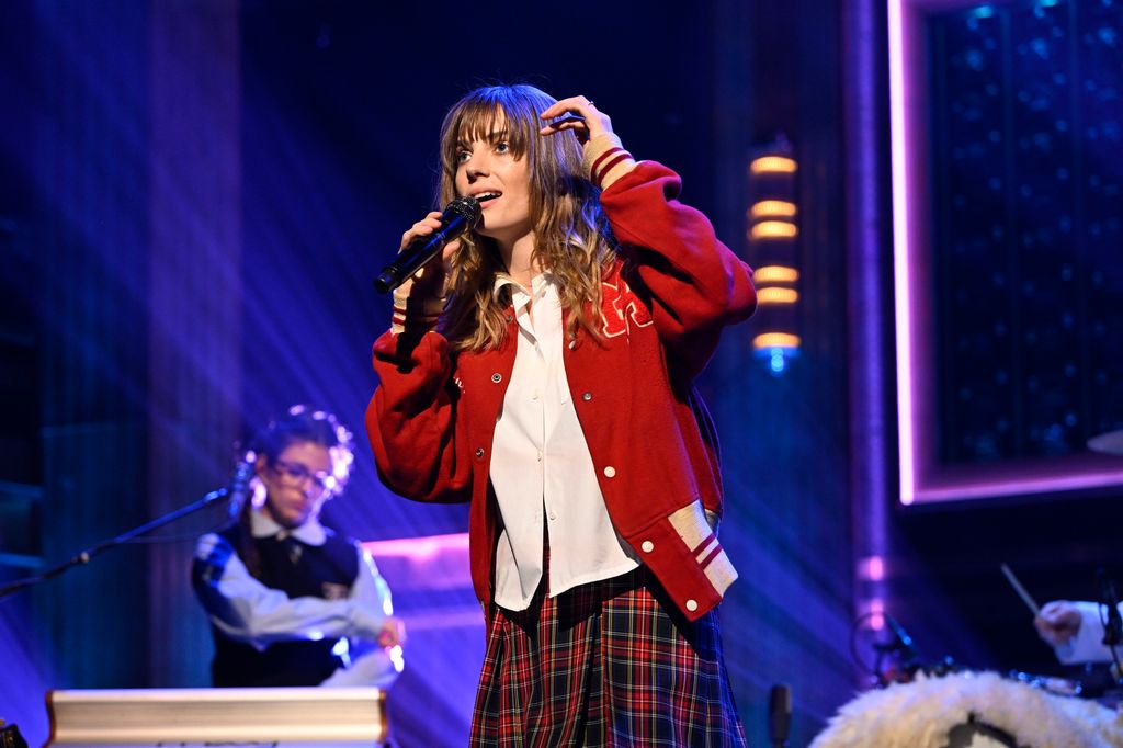 Les nouveaux mariés Maya Hawke et Christian Lee Hutson occuperont le devant de la scène lors d'un événement étoilé à New York – détails 4 Maya Hawke interprète le Tonight Show