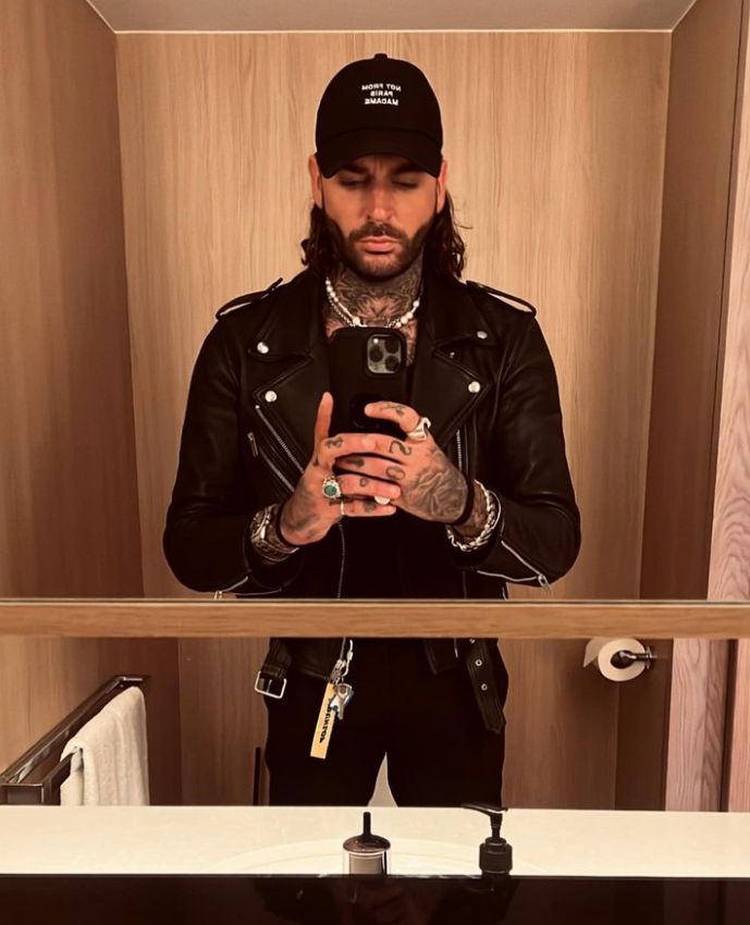 Pete Wicks taking a selfie in an all-black outfit