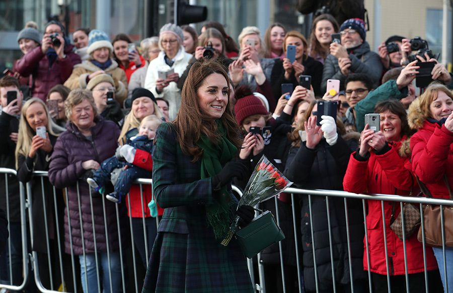 kate middleton dundee crowds