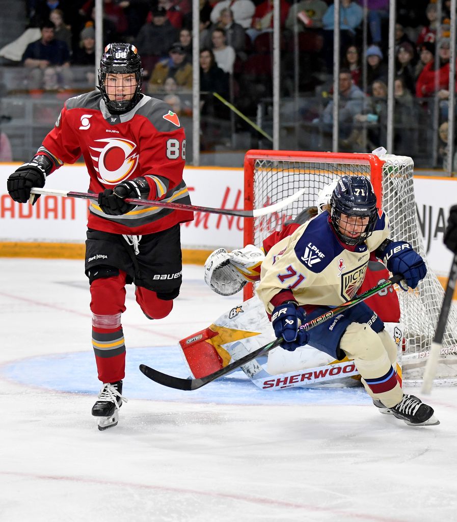 Ronja Savolainen et Anna Kjellbin en tenue de hockey sur la patinoire, tenant leurs bâtons.