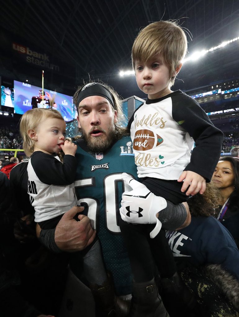 Bryan Braman # 50 des Philadelphia Eagles célèbre avec ses enfants et le trophée Vince Lombardi après avoir battu les New England Patriots 41-33 dans le Super Bowl Lii au US Bank Stadium le 4 février 2018 à Minneapolis, Minnesota