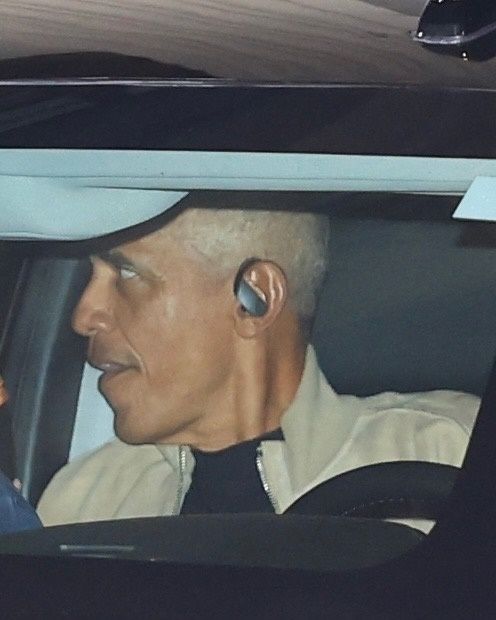 Barack Obama mantém um perfil discreto enquanto desfruta de um jantar com suas duas filhas Malia e Sasha Obama 