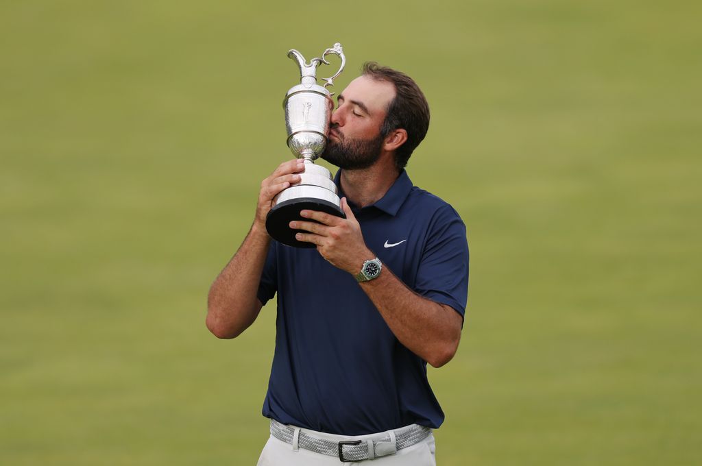 scottie scheffler kissing the claret jug