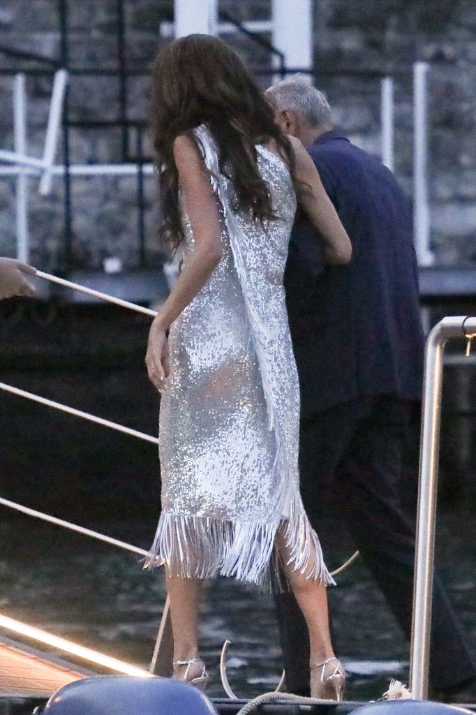 Amal Clooney scintille dans une robe d'été italienne slinky alors que George Clooney révèle qu'il est le gentleman ultime 4 Bguk_3311600 - * Exclusif * Amal Clooney quitte le bras du quai dans le bras avec George