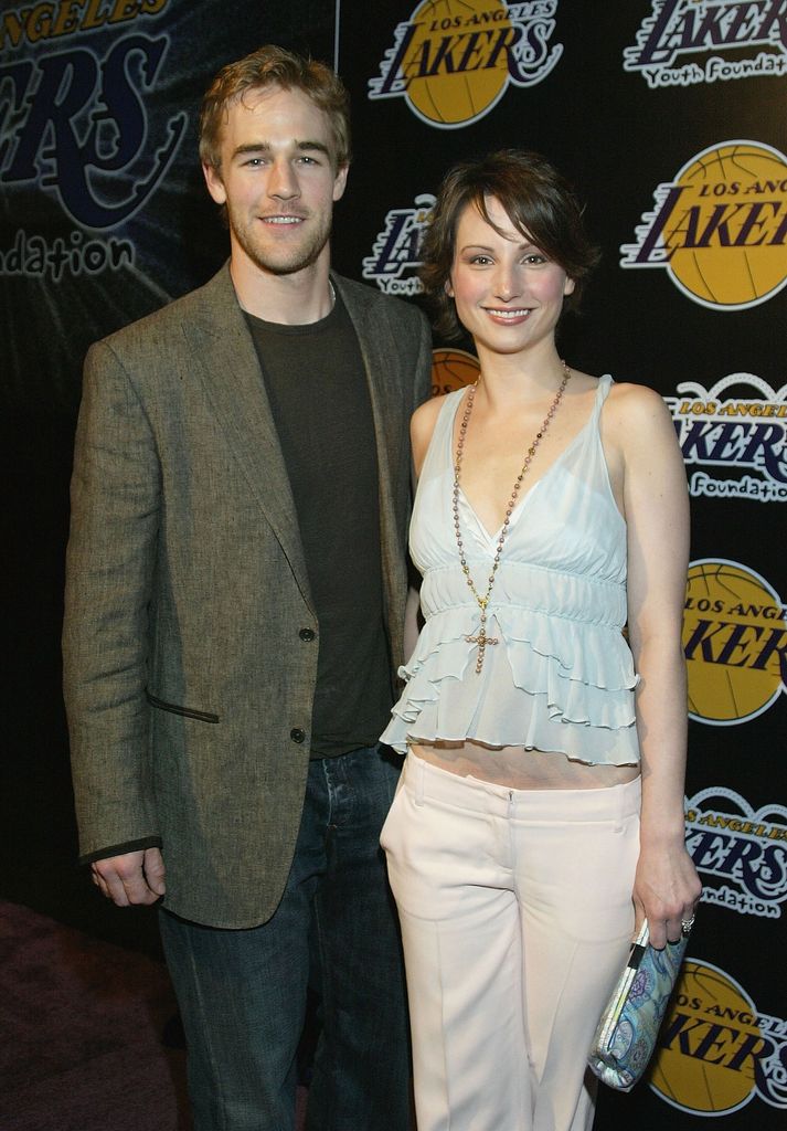 Les acteurs James Van Der Beek (L) et Heather McComb arrivent pour la 1ère édition annuelle du Palms Casino Royale au profit de la Los Angeles Lakers Youth Foundation le 8 avril 2004 à Barker Hanger, Santa Monica, Californie.