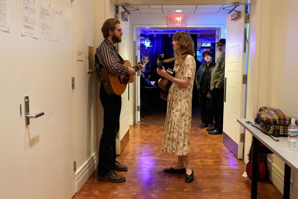 Les nouveaux mariés Maya Hawke et Christian Lee Hutson occuperont le devant de la scène lors d'un événement étoilé à New York – détails 3 Christian Lee Hutson et Maya Hawke dans les coulisses du 37e concert-bénéfice annuel de la Tibet House US au Carnegie Hall