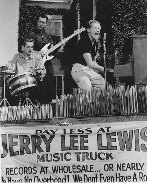 jerry lee lewis performs