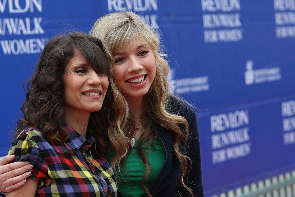 Jennette McCurdy and her mother, Debra, in 2009