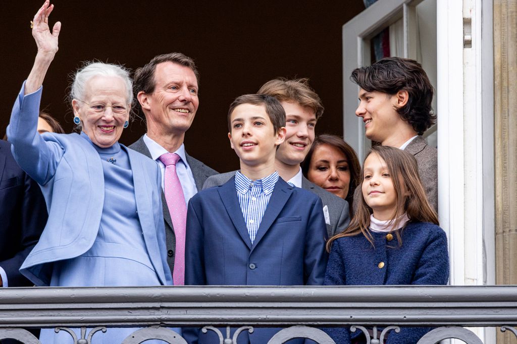 The Queen with Joachim's four children on the balcony