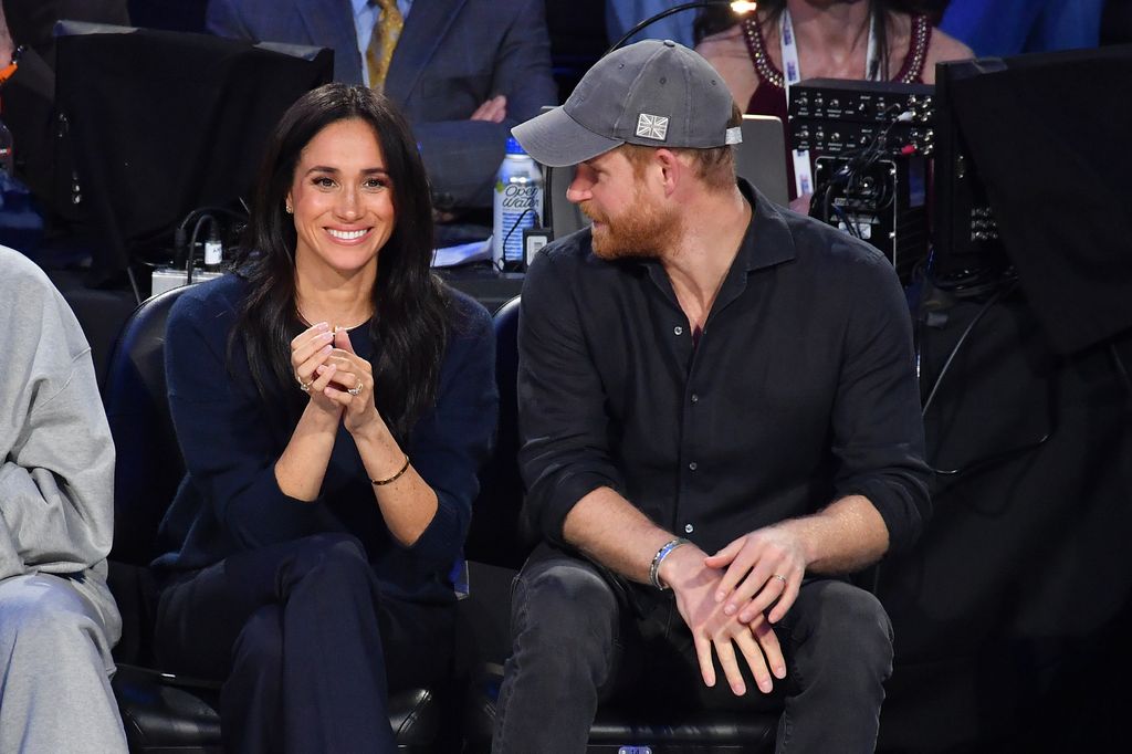 Meghan Markle et le prince Harry profitent d'une soirée romantique au bord du tribunal 2 (LR) Meghan, duchesse de Sussex et le prince Harry, duc de Sussex, ont profité d'une douce soirée en amoureux