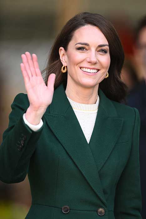 Princess Kate waving to royal fans