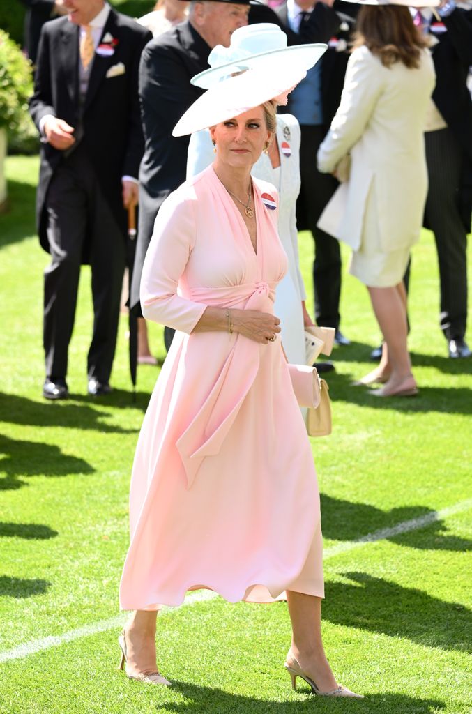     Sophie, Duches de Edimburgo a Ascot Ascot vestido con buena ropa