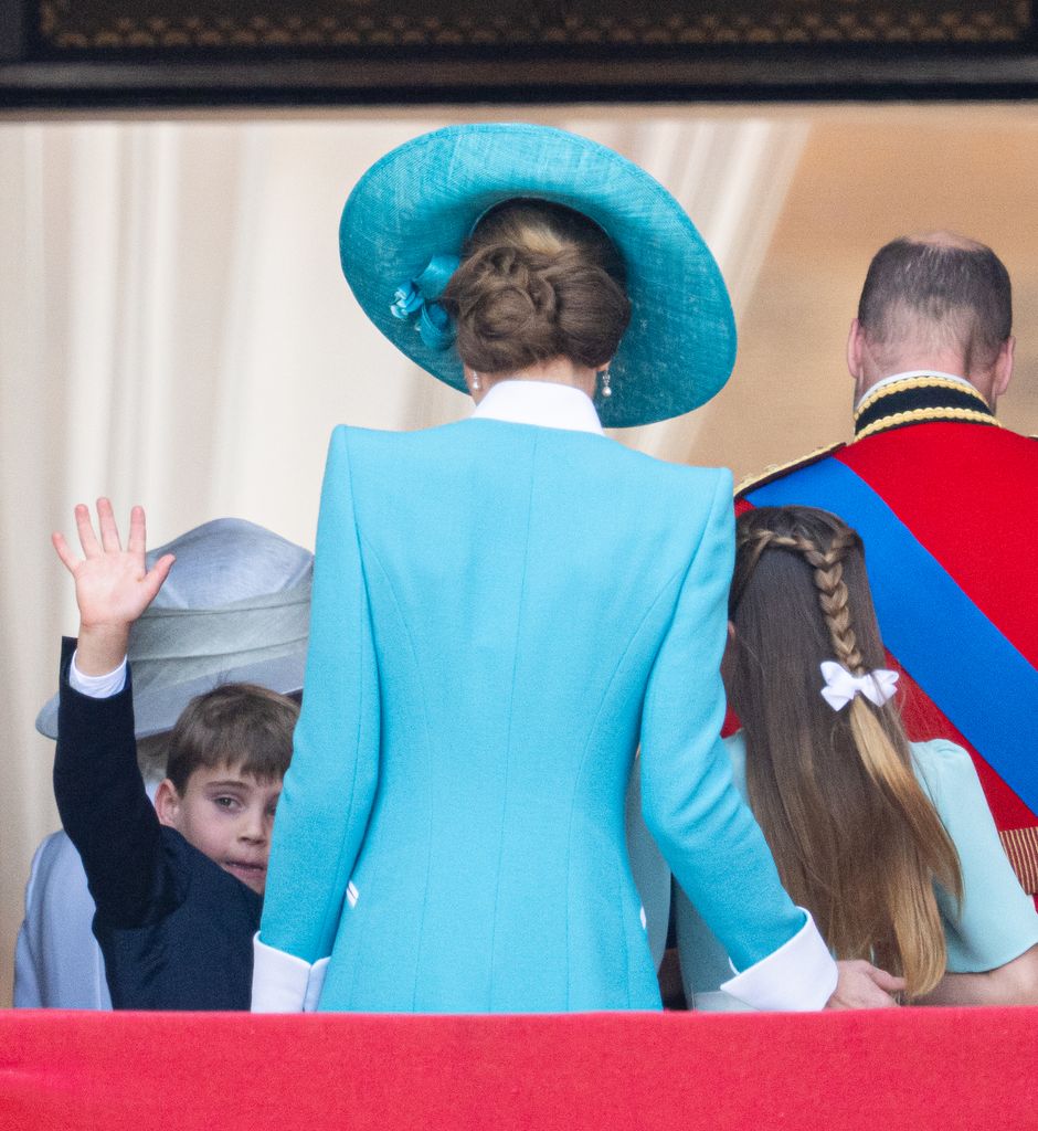 La updo de la princesa Kate durante un trabajo en el color 2025