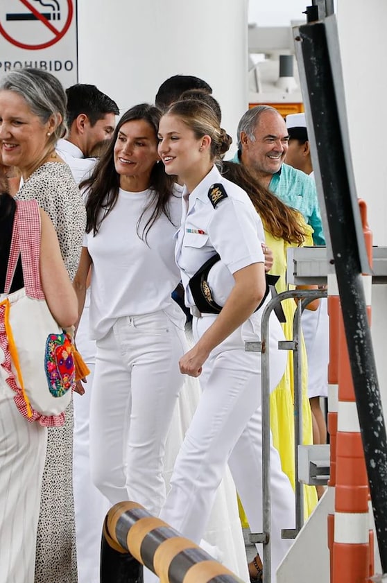 Queen Letizia greeted her daughter on the Juan Sebastian de Elcano 