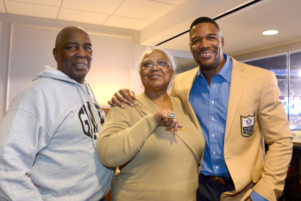 Michael Strahan smiling with his dad Gene Strahan and his mom Louise Strahan in 2014