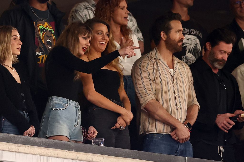  Taylor Swift,  Ryan Reynolds, Blake Lively and Hugh Jackman enjoy the game