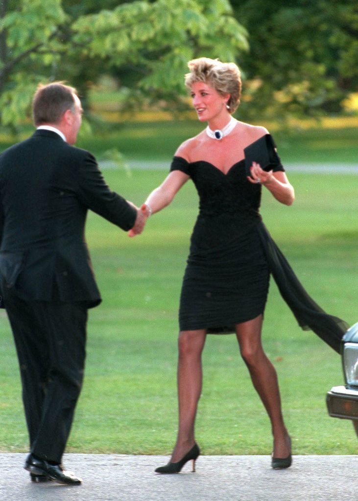 Diana, Putri Wales, mengenakan gaun hitam menakjubkan pesanan Christina Stambolian, menghadiri resepsi Vanity Fair di Serpentine Gallery pada 20 November 1994 di London, Inggris. Hitam yang terkenal "gaun balas dendam" adalah kudeta spektakuler yang dilakukan sang putri, dikenakan pada malam yang sama saat Pangeran Charles mengakui perzinahannya yang terkenal di televisi.