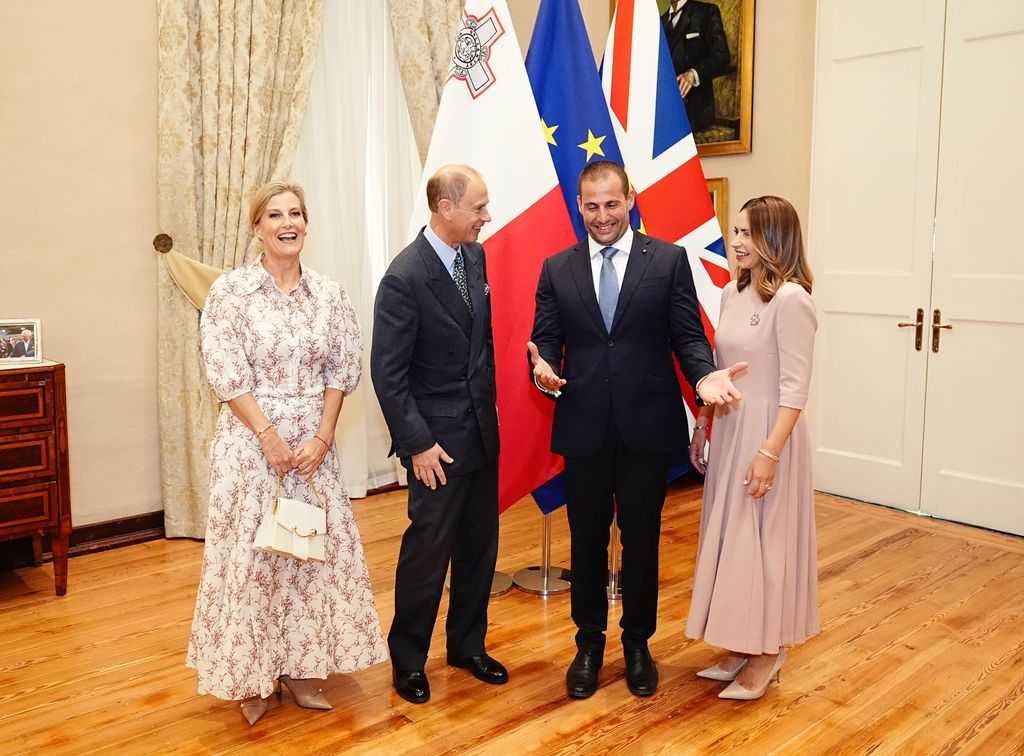 Książę i księżna Edynburga spotkali się w Auberge de Castille z premierem Malty, dr Robertem Abelą, i jego żoną, dr Lydią Abelą