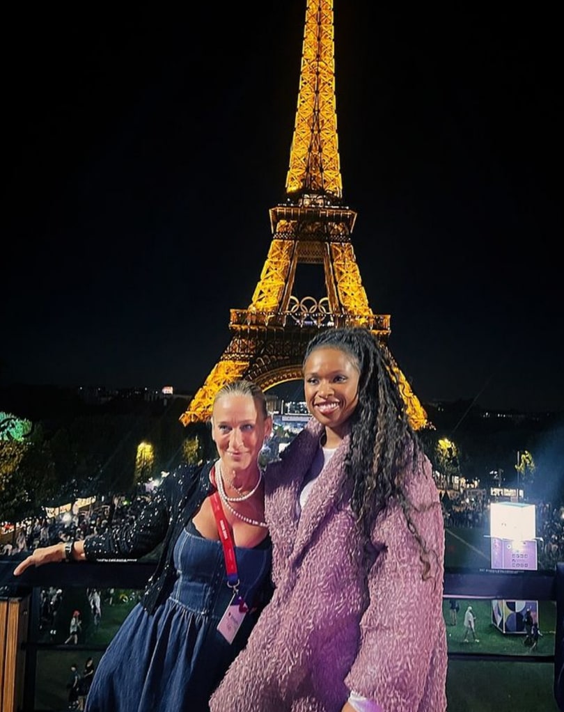 Foto compartilhada por Jennifer Hudson no Instagram se reencontrando com Sarah Jessica Parker nas Olimpíadas de Paris 16 anos depois de estrelarem como Carrie Bradshaw e Louise no filme Sex and the City