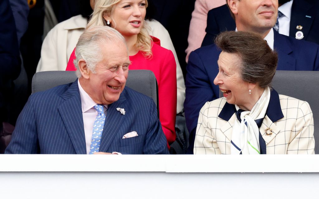 Rei Charles e Princesa Anne rindo