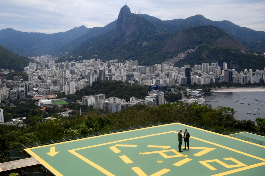 Prince William speaks with Rio de Janeiro's mayor Eduardo Paes during the "Welcome to Brazil" event at Sugarloaf Mountain in Rio de Janeiro on November 3, 2025