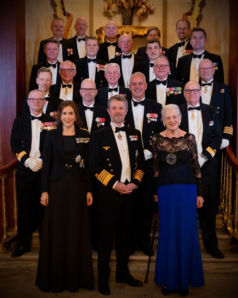 Mary, Frederik e Margrethe com oficiais navais em uniforme de vestido