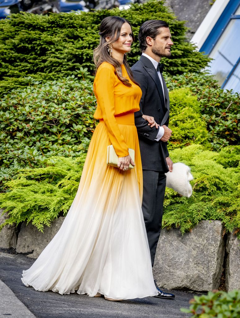 Princesa Sofia em um vestido laranja e branco com seu marido