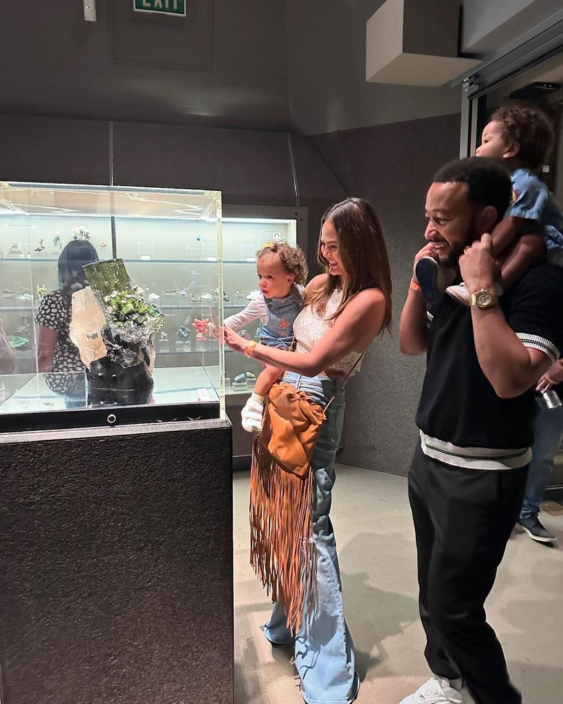 Chrissy Teigen e John Legend com crianças no Museu de História Natural