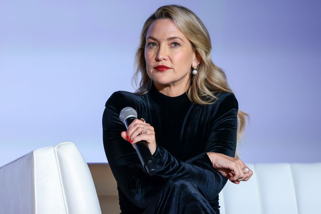 Kate Hudson tenant le microphone