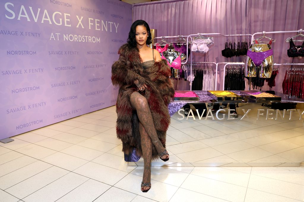 Rihanna em lingerie savage x fenty celebração de renda luxuosa nordstrom século cidade la