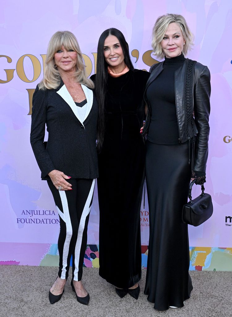 Demi Moore Goldie Hawn Foundation Mindup Gaun Beludru Hitam untuk Gala Ulang Tahun ke-20