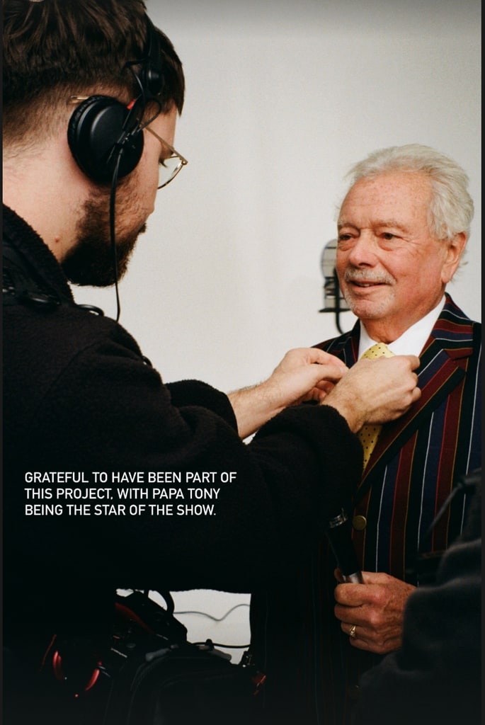 Cruz Beckham fait une confession familiale ultra-rare alors qu'il sort une nouvelle musique 2 Une photo d'un homme en train de faire sa cravate