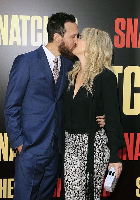 kate hudson kisses new boyfriend