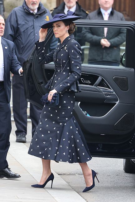 kate middleton arriving at commonwealth day service at westminster abbey in floral suit
