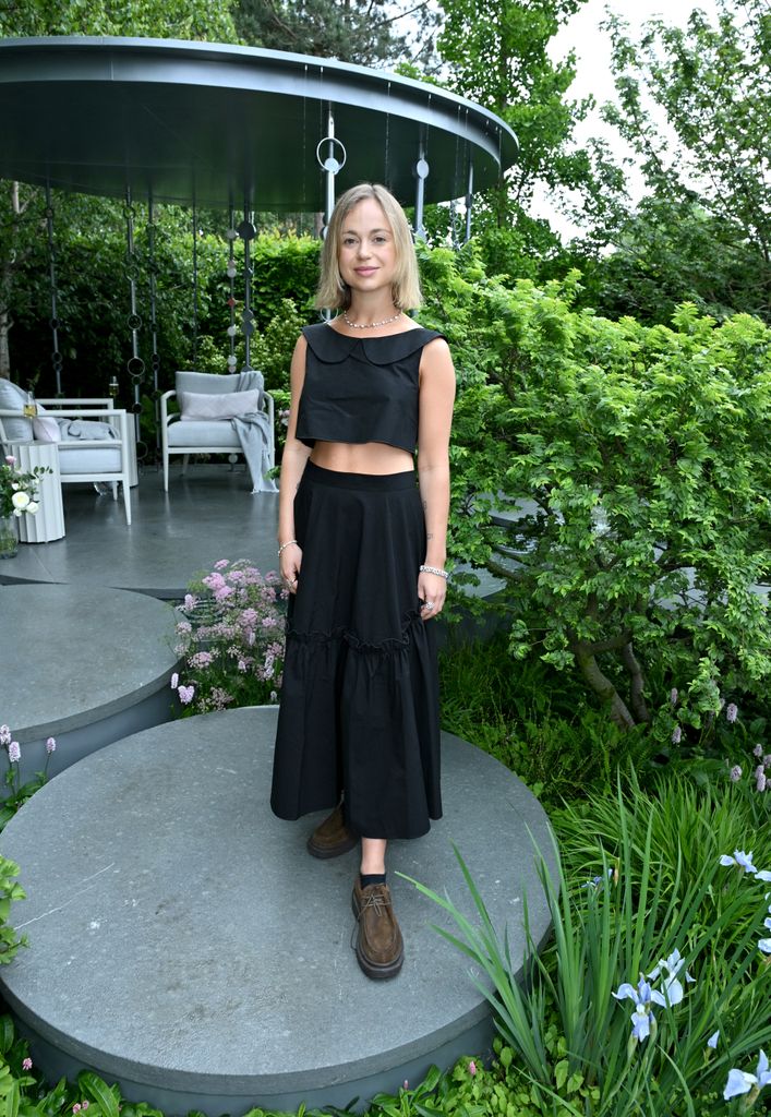 lady amelia in black outfit