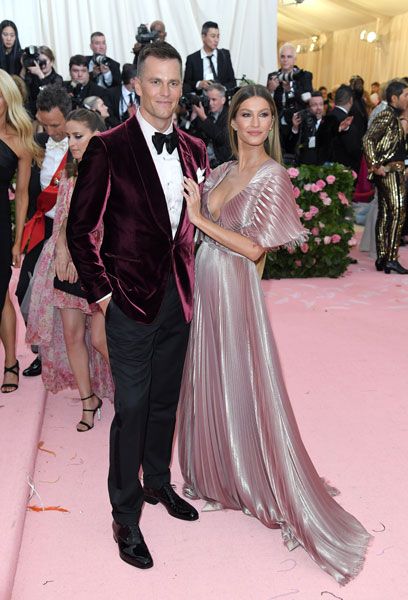 Tom and Gisele posing on the pink carpet 