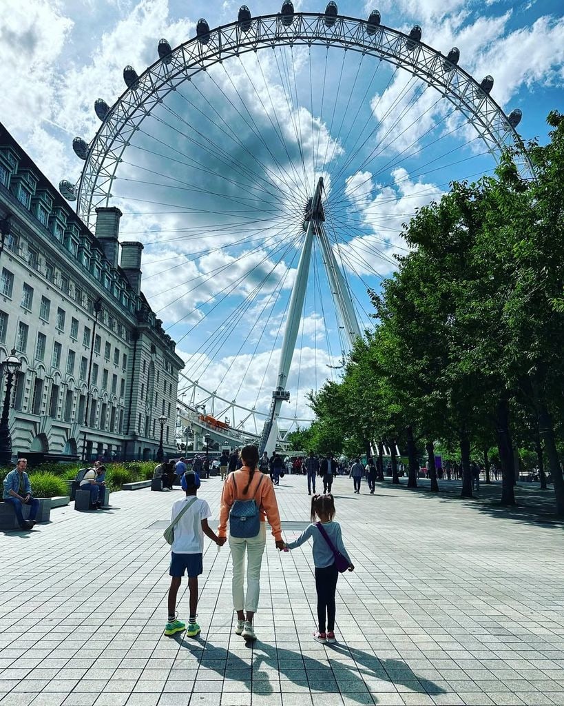 Jelena Djokovic and their two kids in front of London Eye 