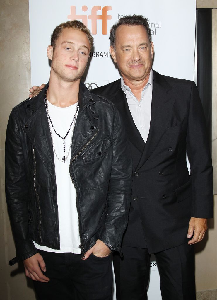 tom hanks arm around son chet hanks