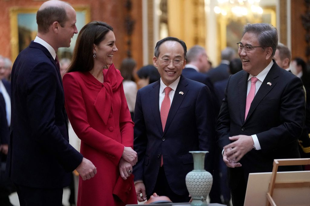 William and Kate with Korea's Deputy Prime Minister Choo Kyung-ho and South Korea's Minister of Foreign Affairs Park Jin 